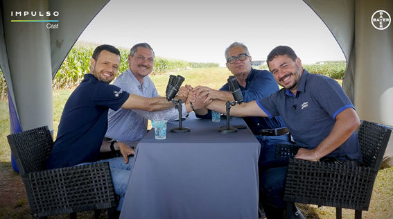 Produtores e entrevistador do Impulso News durante programa